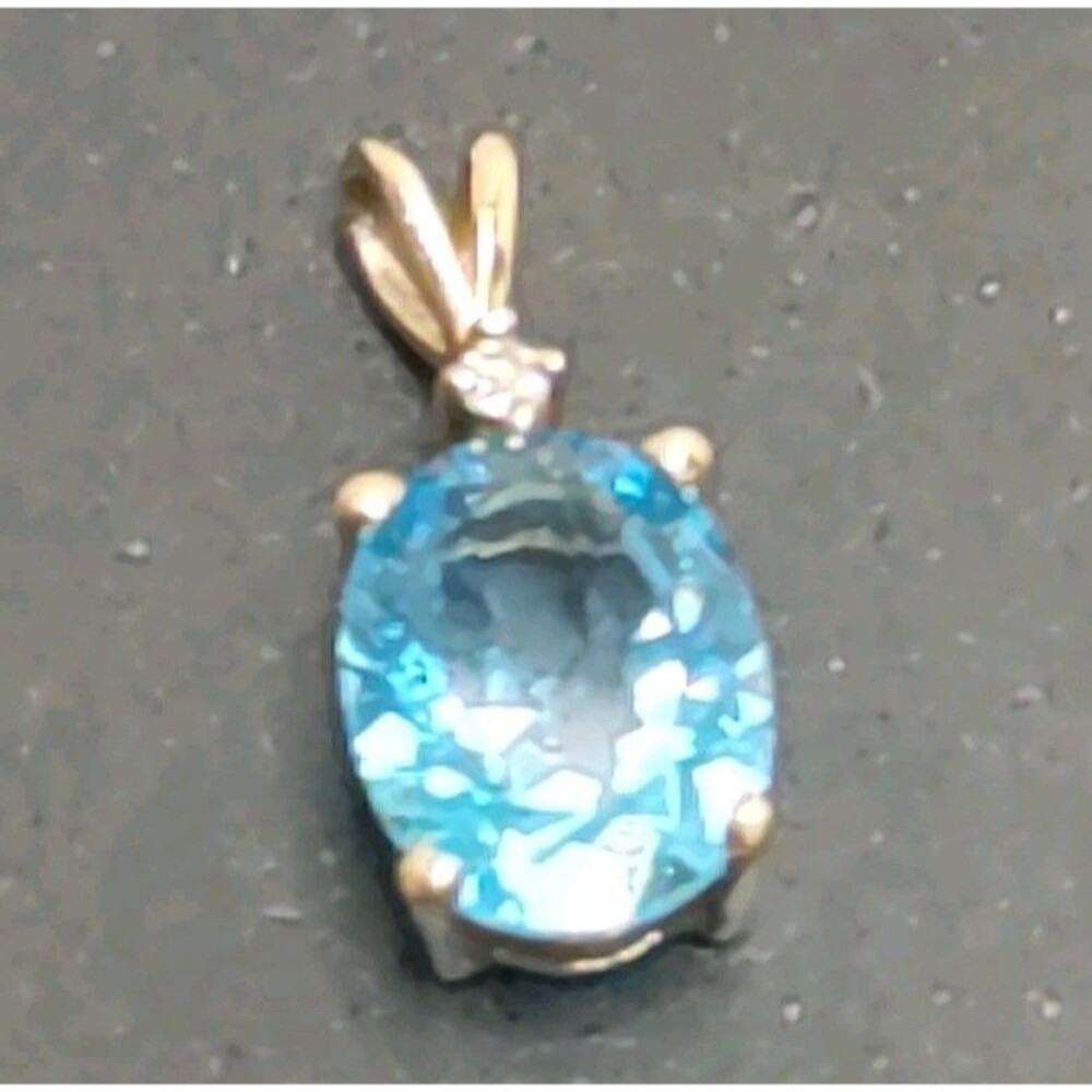 14 K Yellow Gold Blue Topaz & Diamond Pendant 16.7 MM X 6.4 MM - Picture 2 of 5